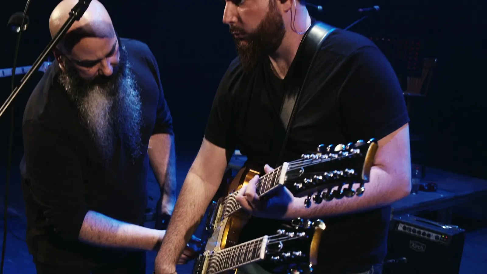 JJ Fuentes tocando junto a otro guitarrista en el Teatro Cervantes de Almería